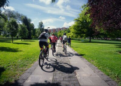 El Club deportivo para ciegos de Navarra disfrutando de una salida en bici por la vuelta del castillo