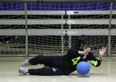 Jugador de goalball parando un balón