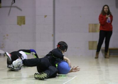 Jugador de goalball parando un balón