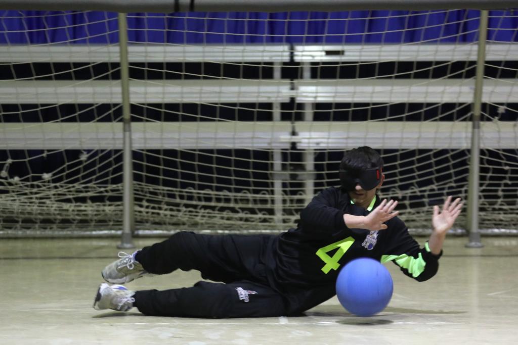 Jugador de goalball parando un balón Jugador de goalball parando un balón