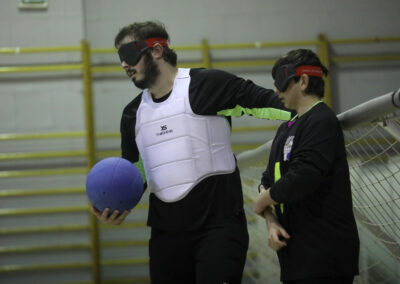 Dos jugadores de goalball, uno de ellos sujeta la pelota